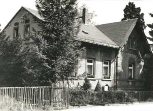 Dresden-Cossebaude, Breitscheidstraße 7. Wohnhaus (1893). Straßenansicht mit Einfriedung von Südwesten