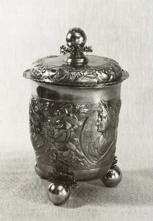 Deckelbecher