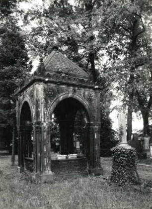 Baldachingrabmal für Albert Alexander Katz und Familie : Baldachingrabmal für Albert Alexander Katz und Familie. Stein (1880). Görlitz-Biesnitz, Promenadenstraße, Jüdischer Friedhof