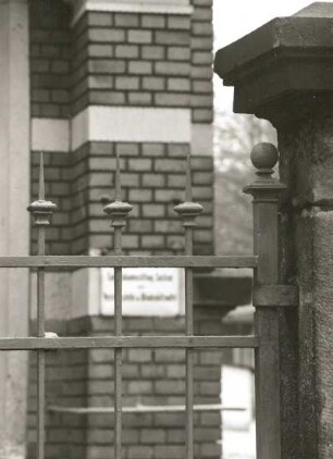 Dresden-Neustadt, Louis-Braille-Straße 6 / Ecke Arndtstraße. Wohnhaus (um 1890). Detail der Einfriedung