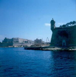 Malta. Fort St. Michael. Wachturm. Links Fort St. Angelo