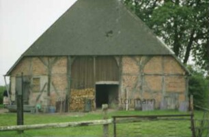 Lasbeker Straße 1: Kate: rückwärtige Giebelseite Wirtschaftstrakt: Fachwerkbau mit Scheunentor