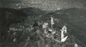 Eisenach. Wartburg gegen die Stadt. Luftbild-Schrägaufnahme von Südwest