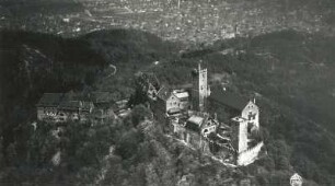 Eisenach. Wartburg gegen die Stadt. Luftbild-Schrägaufnahme von Südwest