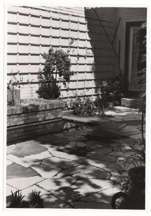 Garten Dr. Bolle, Berlin-Dahlem. Umbau: Terrasse mit Plattenverlegung am Wasserbecken