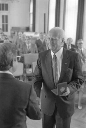 Verleihung des Bundesverdienstkreuzes an den ehemaligen Vizepräsidenten der Oberpostdirektion Kurt Weislogel