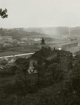 Eichstätt, Stadtansicht : Eichstätt. Stadtmauer mit Wehrturm und Walburgiskirche (M. Barbieri). Blick vom linken Altmühlhang nach Nordwesten gegen die Willibaldsburg