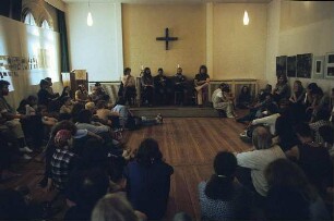 DDR. Podiumsdiskussion in einem Gemeindesaal