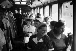 Berlin, Reinickendorf: ussische Arbeiterinnen in der Staßenbahn