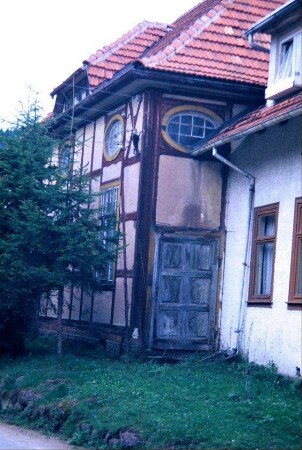 Fachwerkhaus am Bahnhof mit ovalen Fenstern