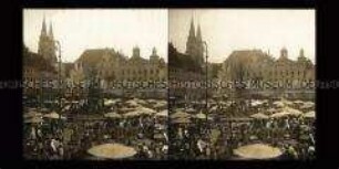 Marktplatz, Grüner Markt, mit Neptunbrunnen, Schöner Brunnen, Markttreiben und Sebalduskirche im Hintergrund, Nürnberg