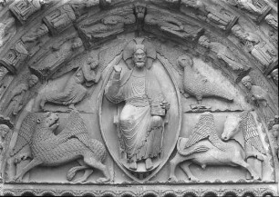 Chartres, Kathedrale Notre-Dame, Westfassade, Mittelportal, Tympanon, Christus in der Manorla mit Evangelistensymbolen
