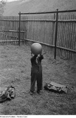 Porträt eines kleinen Jungen mit einem Ball