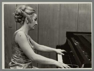 Cecile Ousset : Portrait der Pianistin Cecile Ousset in der Universität Berlin