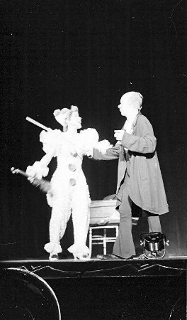 Wintergarten: Emmy und Louis; Musik Clown (Emmy nimmt Geige weg)