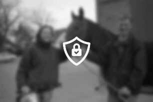 Auf dem Hof des Landwirtes Griem: [Name maskiert] mit Pferd