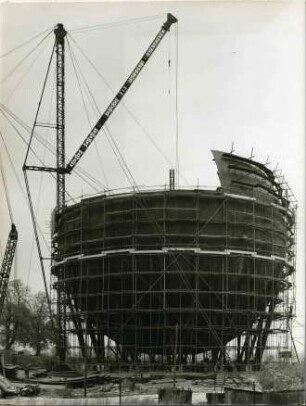 Montage des Ferngaskessels in Freiburg