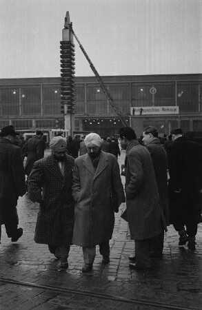 Messebesucher auf dem Ausstellungsgelände