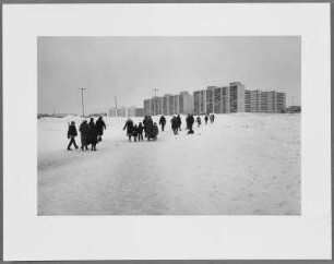Winterlandschaft mit Plattenbauten, Stadt Stolp/Słupsk, Polen
