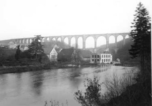 Göhren, Eisenbahnviadukt : Wechselburg-Göhren. Eisenbahnbrücke auf der Strecke Neukieritzsch - Chemnitz ("Göhrener Viadukt"; 1869-1871; E. Bake, F. R. C. Wilke, F. R. Claus) über die Zwickauer Mulde. Blick über den Fluss. Ansicht mit Fabrikgebäuden