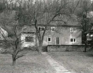 Pirna-Posta, Oberposta 49. Wohnhaus (1801/1850). Ansicht mit Vorgarten