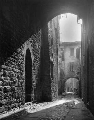 Assisi. Via del Pozzo della Mensa. Straßenbild