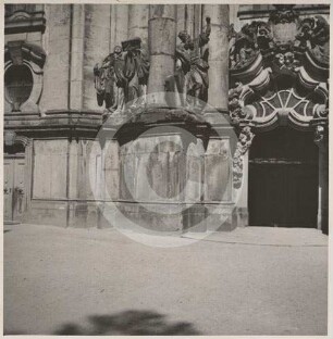Figurengruppe an der Westfassade der Klosterkirche Grüssau