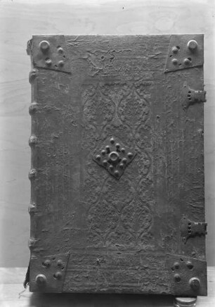 Digestum novum de tortis — Buchdeckel mit Beschlägen
