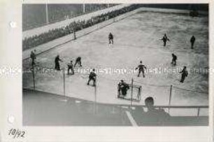 Eishockeyspiel CSR - DDR in der Werner-Seelenbinder-Halle in Berlin