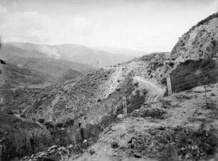 Bei Caracas, Venezuela. Bergwelt auf dem Weg nach Caracas. Blick von der Eisenbahnstrecke auf Fahrweg und Schienentrasse oberhalb