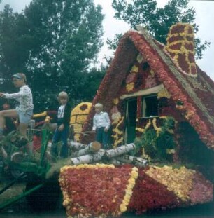 Steinfurth. Rosenfest. Geschmückter Rosenwagen mit Kindern