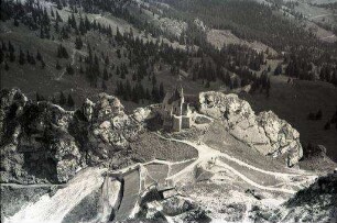 Bayrischzell: Serpentinenweg von oben gesehen [mit Kapelle]