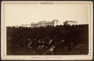 Albertstadt. Cadettenhaus mit Lazareth : Albertstadt. Cadettenhaus mit Lazareth. Aus: Albertstadt. Sämmtliche Militärbauten in Dresden. 18 Photographien nach der Natur nebst Übersichtsplan. Verlag Adolf Gutbier, Dresden 1880, Blatt 5, Carte Cabinet. Verwalter: SLUB Dresden Hist.Sax.G.573 m