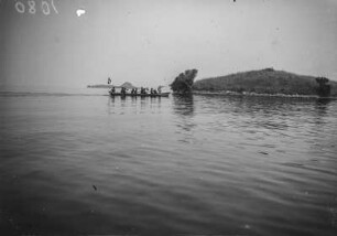 Ruderer : Ruderer in einem Boot während der Fahrt auf dem Lake Kivu. Im Bug des Bootes steht einer der Expeditionsteilnehmer