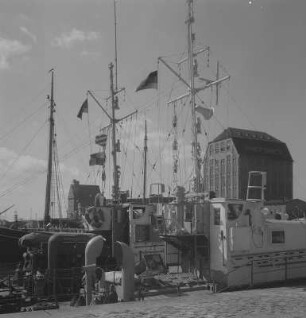 Stralsund. Hafen, Tonnenleger im Hafen und Speichergebäude