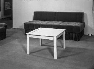 Ausstellungskoje des VEB Möbelkombinat Berlin (MKB) mit Sofa und Klubtisch