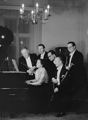 Gruppenaufnahme vom Bläserquintett und Pianistin Gudrun Brandner-Siegert der Staatskapelle (Prof. Rucker)