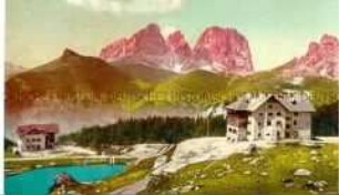 Ansicht eines Berghotels mit See