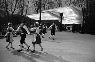Aufführung der Volkstanzgruppe des Schwarzwaldvereins Pforzheim-Brötzingen auf der Seebühne im Stadtgarten.