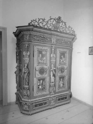 Schrank mit Darstellung der vier Kirchenväter