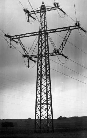 Deutschland. Erste 220/380 kV-Freileitung der Firma Elektroarmaturenwerk JWH Radebeul. 220-kV-Winkelabspannmast