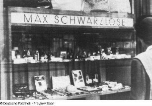Berlin. Schaufensterauslage mit Kosmetikartikeln