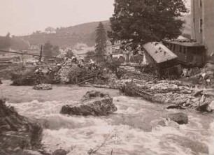 Glashütte, Hochwasserkatastrophe. Umgestürzte Eisenbahnwagen am Bahnhof Glashütte