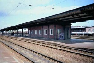 Blick entlang der Bahnsteige 2 und 3 mit dem Gebäude der Aufsicht