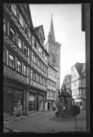 Blick von der Rathausgasse auf Engelsbrunnen, Kaufhaus (Witt) und Turm der Stiftskirche