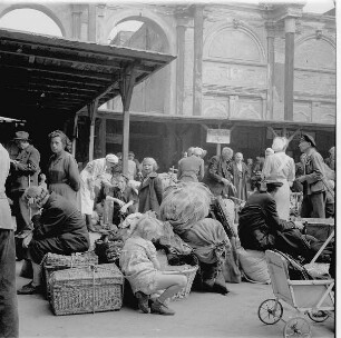 Berlin-Tiergarten. Flüchtlinge auf dem Lehrter Bahnhof