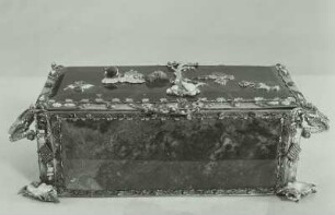 Rechteckiges Kästchen aus großen Jaspis- und Moosachatplatten, auf Deckel chinesische Landschaft