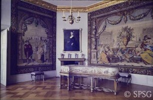 Berlin, Schloss Charlottenburg, Altes Schloss, Vorkammer, (1. Hautelisse-Kammer), R. 103, Blick ins Zimmer mit Wandteppichen, Flügel und Sitzmöbeln.