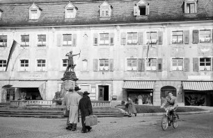 Donaueschingen: Donaueschinger Musiktage; Straße zur Pfarrkirche mit Barockhaus am Dianabrunnen