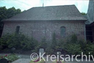 Schulstraße: Kirche: Blick von Norden auf Kirchenschiff: davor Friedhof